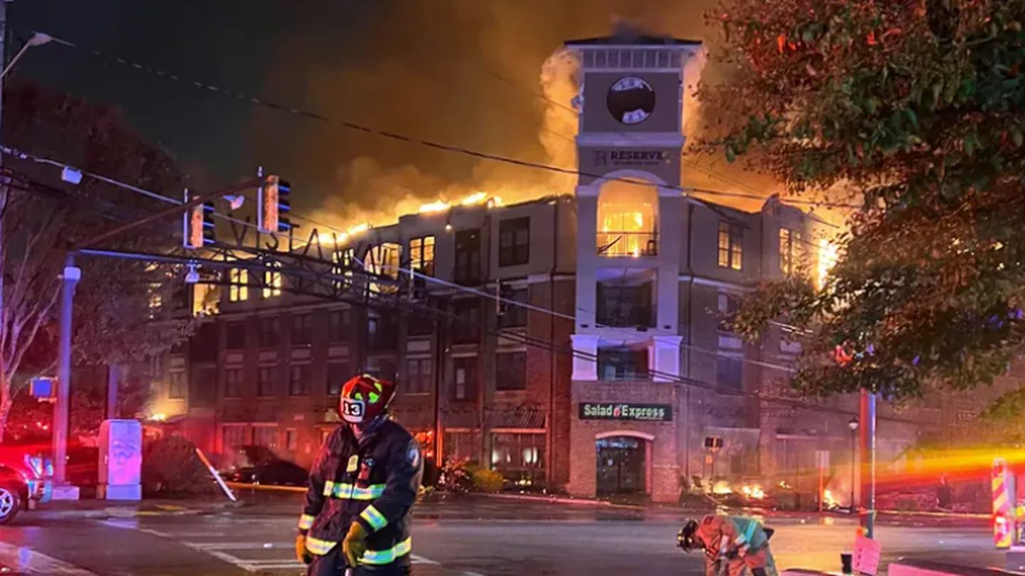 Cientos de residentes siguen desplazados tras un enorme incendio en un apartamento en Atlanta