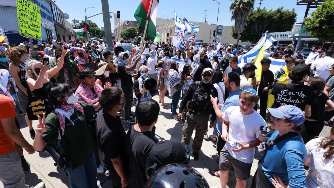 Violentos enfrentamientos entre manifestantes propalestinos y contramanifestantes en Los Ángeles, según videos