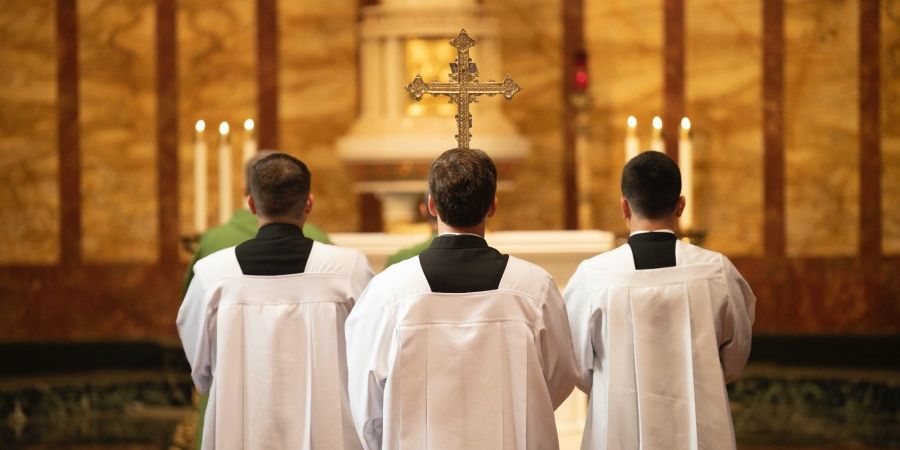 Deuda estudiantil de sacerdotes y religiosos puede ser barrera para vocaciones en EEUU, revela estudio