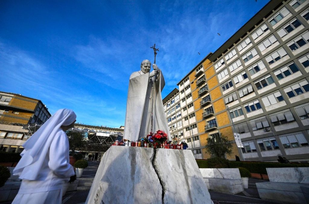 El Papa en “hospitalización adecuada” por “infección polimicrobiana”