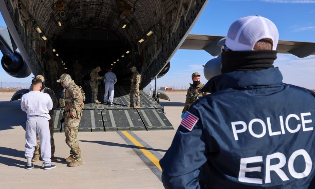 Gobierno de Trump publica imágenes del primer vuelo de detenidos enviados Guantánamo