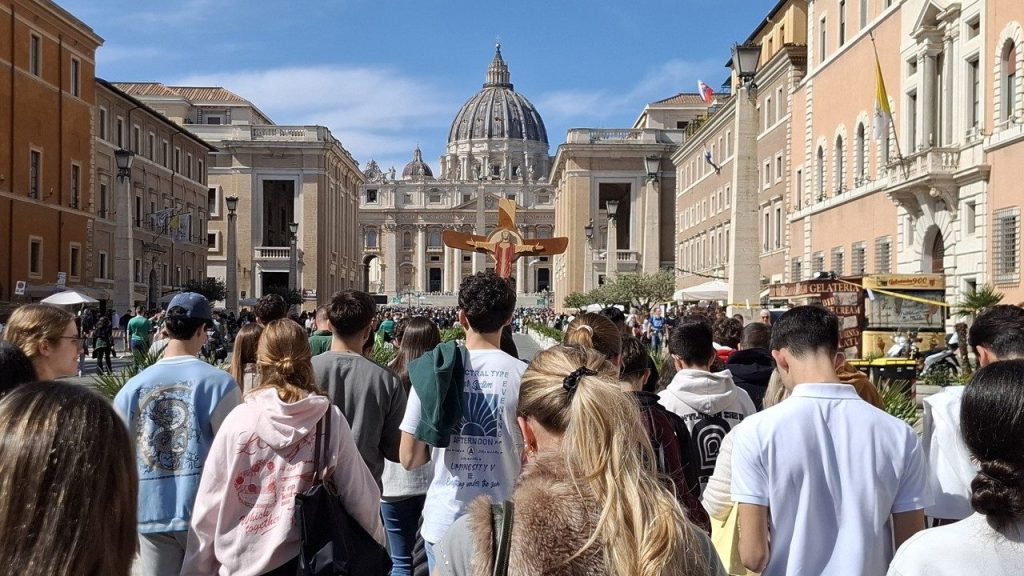 Jóvenes de Granada en el Jubileo: Apoyo incondicional al Papa