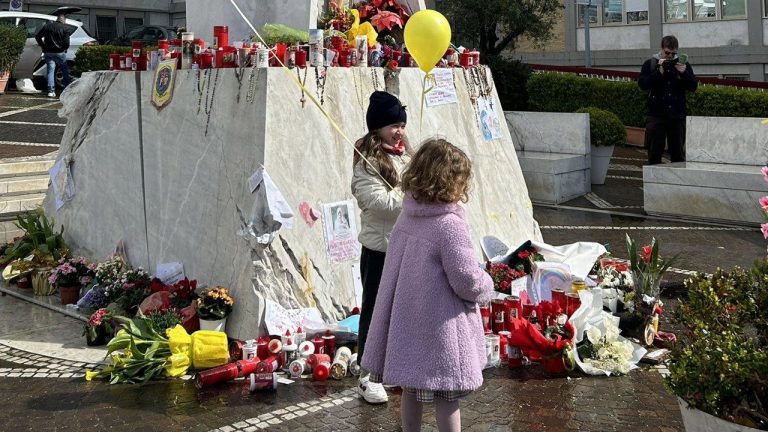 En el Gemelli las caricias de los niños al Papa Francisco