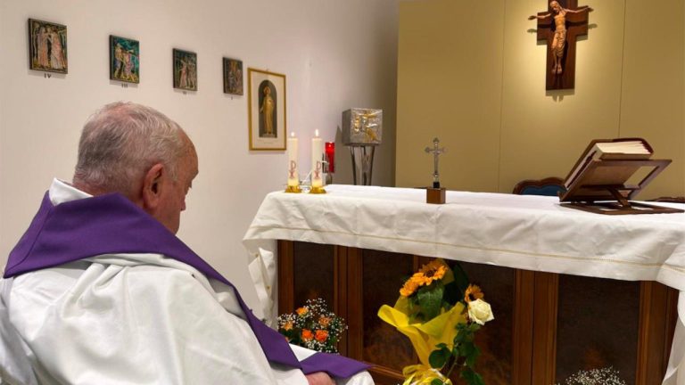 El Papa concelebró la Misa en la capilla privada del Gemelli