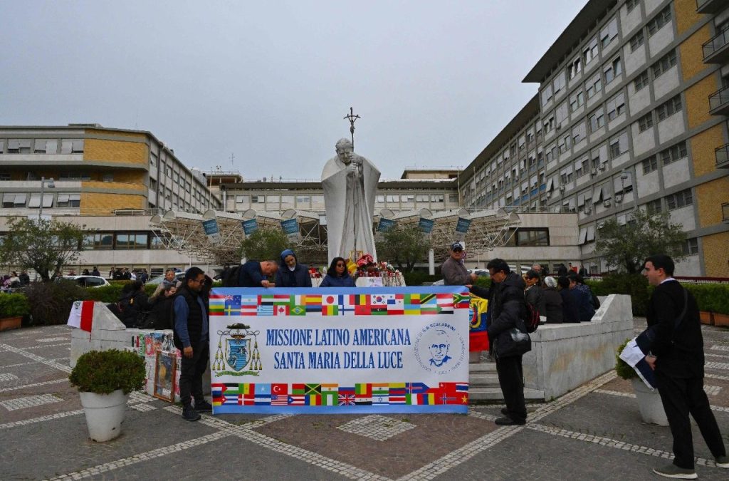 El Papa presenta mejorías graduales gracias al tratamiento