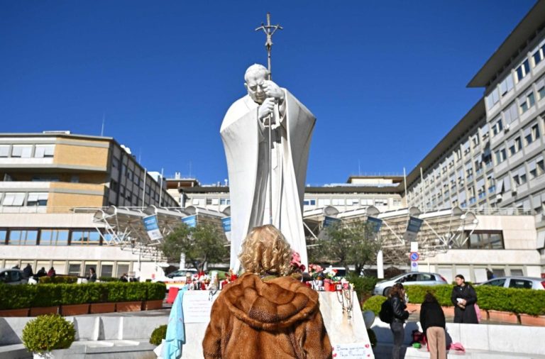 El Papa en el Gemelli: ligera mejoría y reducción gradual del oxígeno