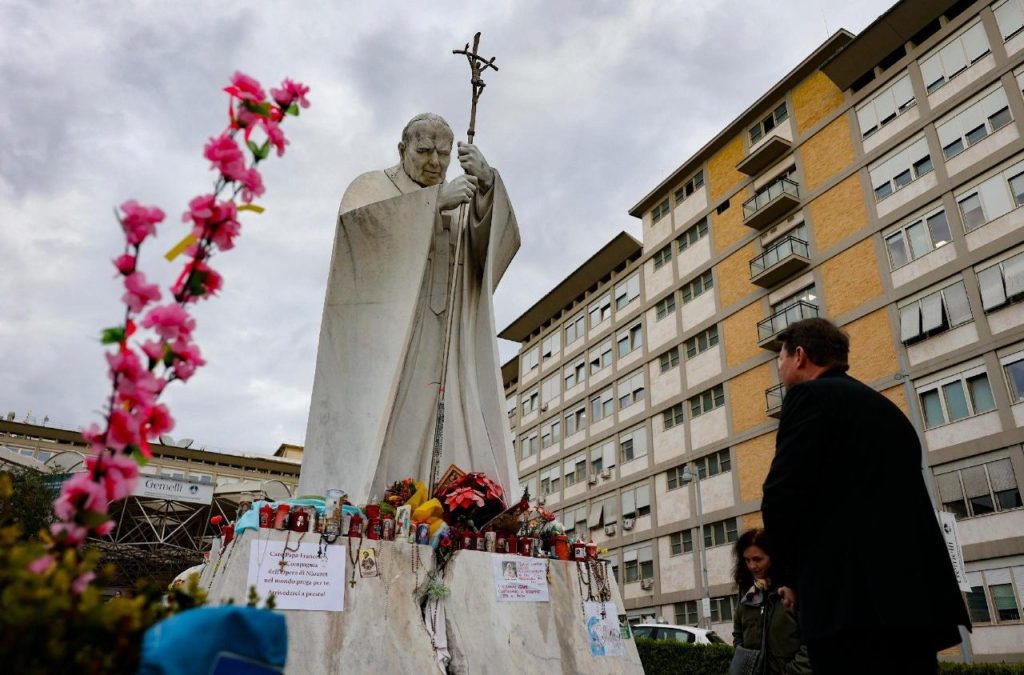 La salud del Papa: ligeras mejorías con la terapia respiratoria y motora