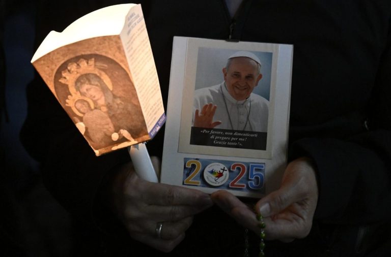 Desde este 14 de marzo, el Rosario vespertino por el Papa vuelve a la Plaza de San Pedro