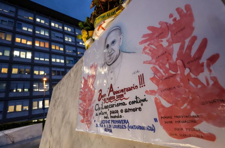 El Papa en situación clínica estacionaria: personal médico le felicitó por su aniversario