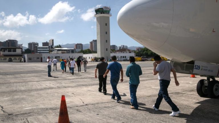 Las 5 cosas que debes saber este 17 de marzo: deportaciones, tornados, Europa, estudiante desaparecida