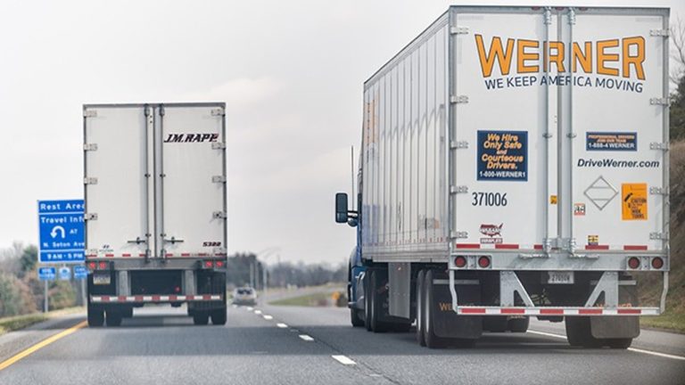 Trump firma orden ejecutiva para exigir dominio del inglés a camioneros en Estados Unidos