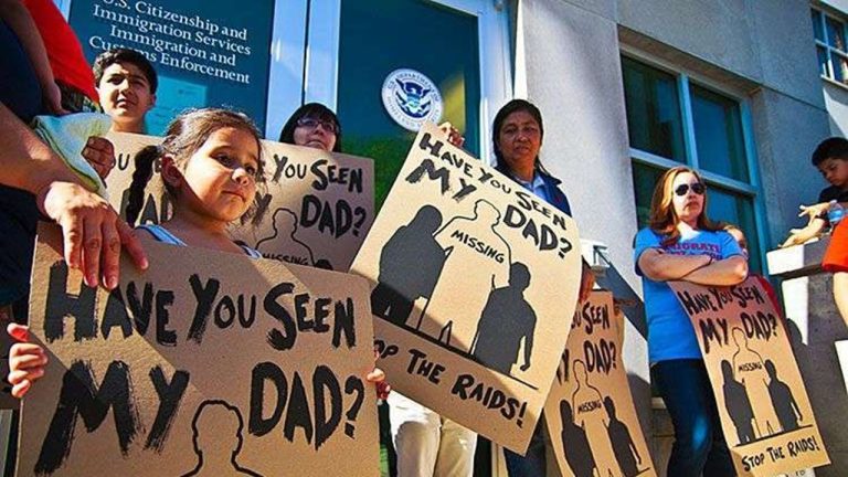 Separaciones familiares y deportaciones de menores ciudadanos reavivan críticas contra el ICE