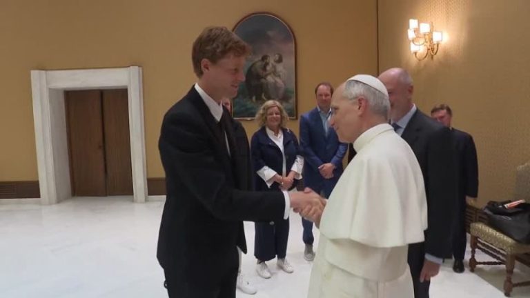 Entre risas, el papa León XIV le dijo al tenista Jannik Sinner qué Grand Slam le gustaría jugar