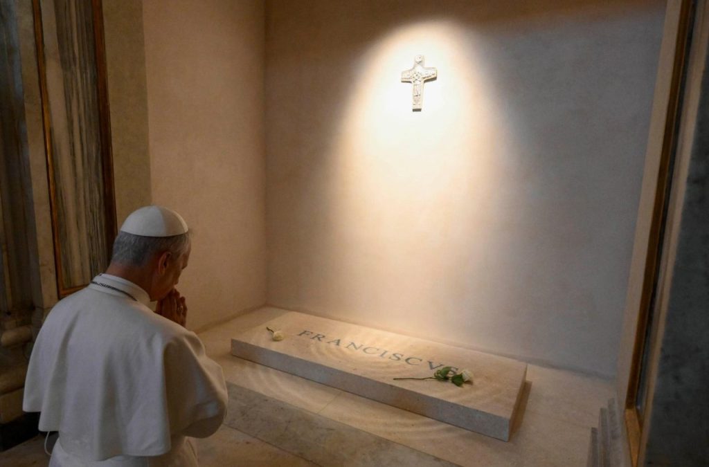 León XIV rezando ante la tumba de Francisco