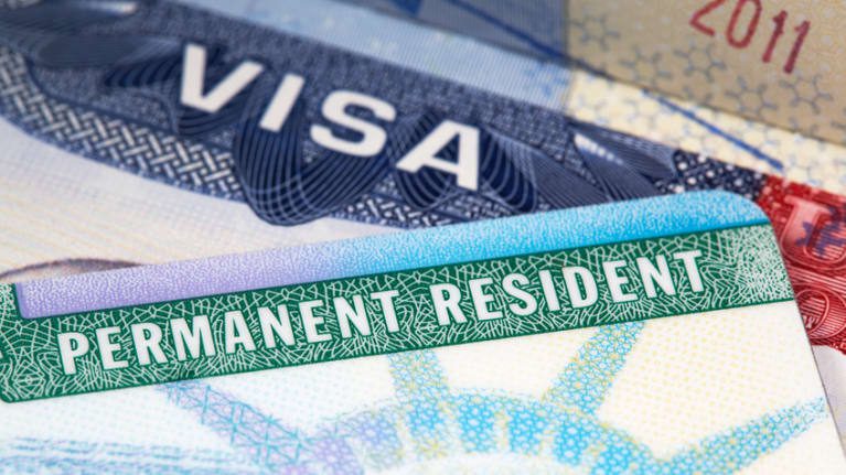 Pueden quitarte la visa por un post? USCIS responde